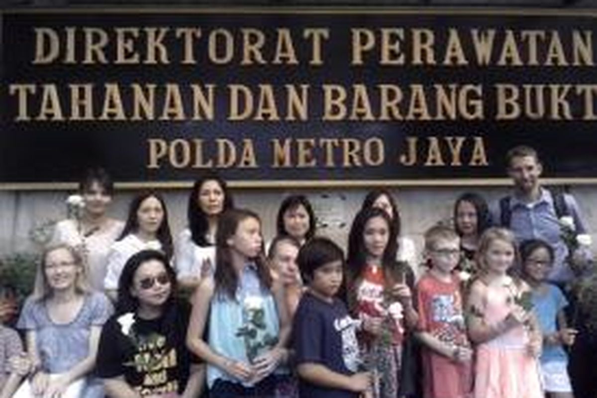 Murid dan guru JIS serta orangtua murid saat menjenguk terdakwa kasus kejahatan seksual di JIS, di Polda Metro Jaya, Kamis (9/10/2014).