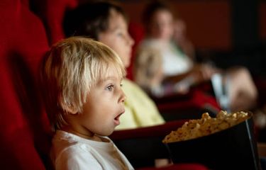 Mengajak Anak Kecil Nonton di Bioskop, Apa Risikonya? Halaman all ...