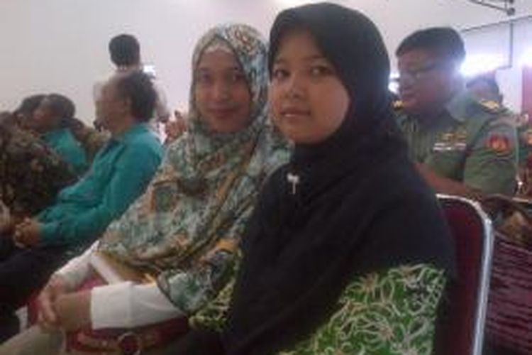 Nada (10) beserta ibunya. Nada sempat menolak diberi hadiah Gubernur Ganjar Pranowo, Sabtu (22/8/2015)