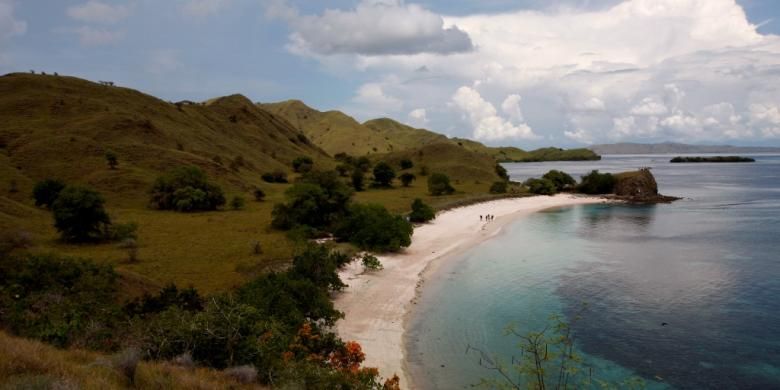 Pemandangan Pink Beach di kawasan Taman Nasional Komodo, Manggarai Barat, Nusa Tenggara Timur, Selasa (30/11/2010). 