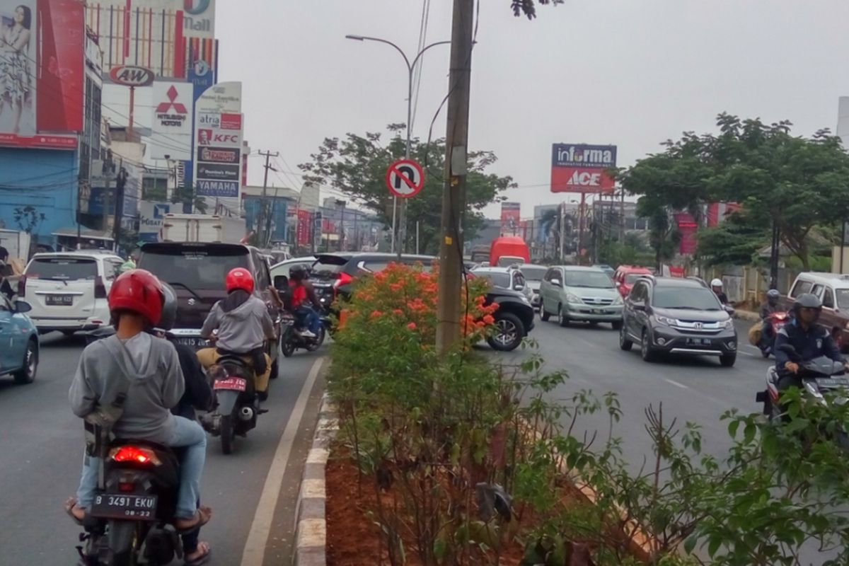 Sejumlah kendaraan yang kedapatan berputar balik di putaran balik (u-turn) Jalan Margonda tepatnya di depan Klinik LBC, Senin (25/9/2017) siang. Padahal rambu lalu lintas yang terpasang sudah jelas menunjukan tanda dilarang berputar balik di lokasi tersebut.