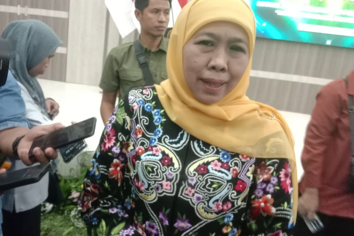 Gubernur Jawa Timur Khofifah Indar Parawansa, saat Safari Ramadhan di SMKN 1 Jombang bersama para kepala sekolah dan guru SMK dan SMA Kabupaten Jombang, Senin (24/3/2025).