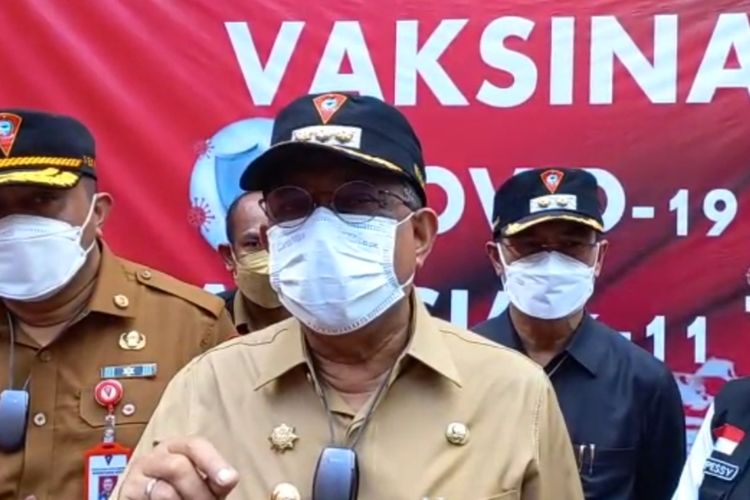 Wali Kota Ambon, Richard Louhenapessy saat memberikan keterangan kepada waratwan saat memantau pelaksanaaan vaksinasi anak di SD Kristen Urimesing Ambon, Selasa (11/1/2022)