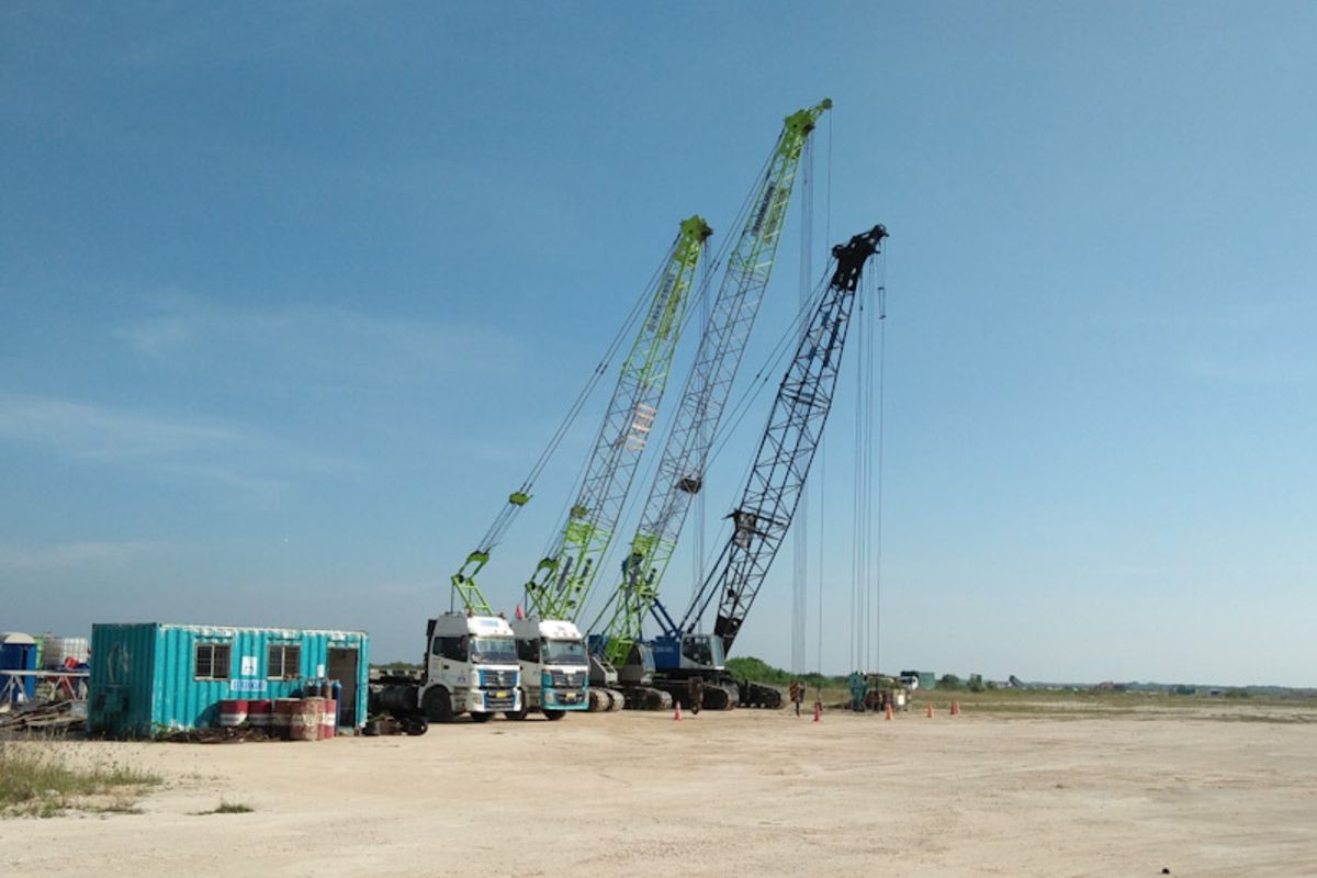Alat berat bersiap di lokasi Smelter Manyar, yang berada di Java Integrated Industrial and Ports Estate (JIIPE) Kawasan Ekonomi Khusus (KEK) Gresik.