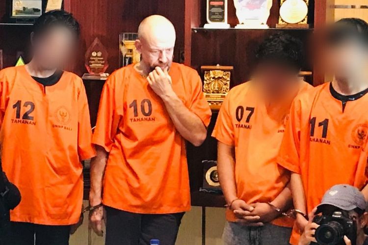 VS, pria berkewarganegaraan Latvia saat dihadirkan dalam konferensi pers pengungkapan kasus penyelundupan Narkotika ke Bali di Kantor BNNP Bali, pada Selasa (17/9/2024).  