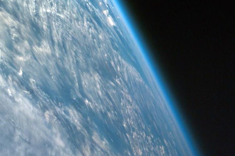 Ilustrasi eksosfer, lapisan atmosfer bumi paling jauh.