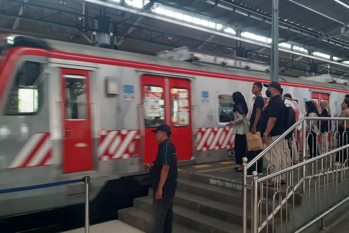 Cek kembali jadwal KRL Jogja-Solo hari ini untuk semua stasiun dari Tugu Sampai Palur
.