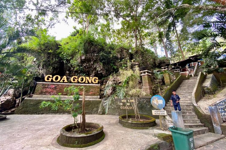 Tangga keluar dari Goa Gong di Pacitan, Jawa Timur. 