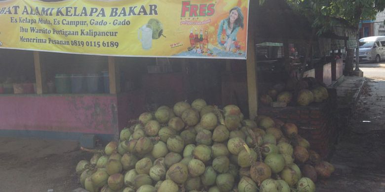 Kelapa bakar bu Warsito di Semarang, Jawa Tengah.