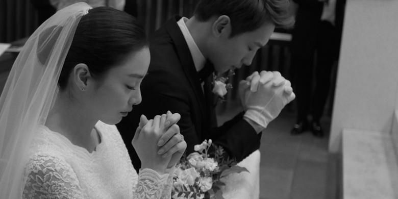 Artis Korea Selatan Rain dan Kim Tae Hee berdoa pada upacara pernikahan mereka di sebuah gereja di Seoul, Kamis (19/1/2017).