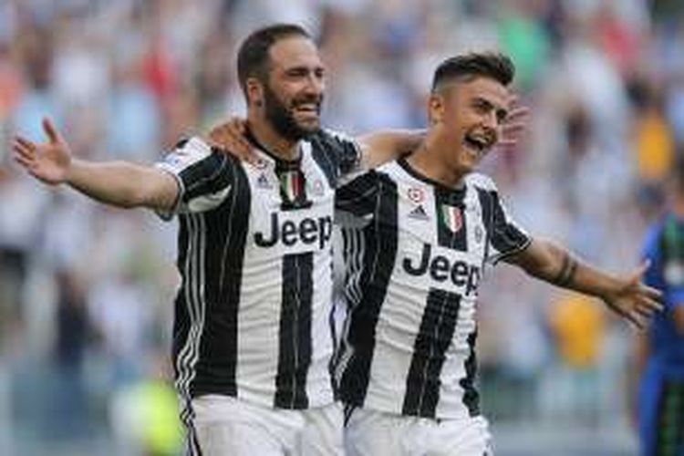 Dua penyerang Juventus, Gonzalo Higuain (kiri) dan Paulo Dybala, melakukan selebrasi ke gawang Sassuolo pada laga Serie A di Stadion Juventus, Sabtu (10/9/2016).