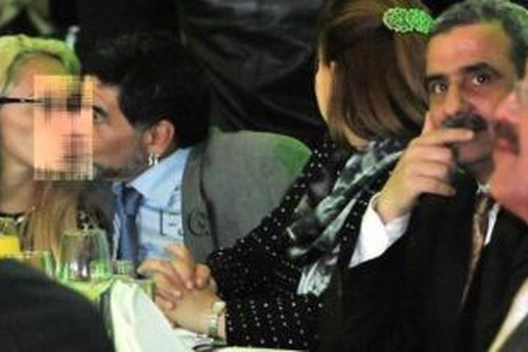 Diego Maradona mencium kekasihnya saat hadir sebagai undangan dalam sebuah acara yang digelar pemerintah Aljazair belum lama ini. Ulah Maradona itu mendapat kecaman dari sebagian besar rakyat Aljazair.