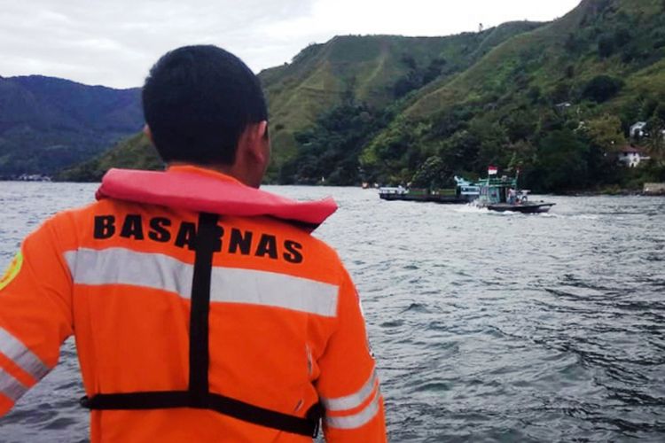 Foto kolase proses evakuasi KM Roma Parsaulian yang putus tali kemudi di perairan Danau Toba, Samosir, Sumatera Utara, Selasa (10/7). KM Roma Parsaulian yang mengangkut puluhan penumpang dari Pelabuhan Nainggolan, Samosir menuju Pelabuhan Ajibata, Toba Samosir mengalami putus tali kemudi di tengah perairan Danau Toba akibat gelombang tinggi, tapi seluruh penumpang berhasil dievakuasi. ANTARA FOTO/SAR Danau Toba/im/ama/18.