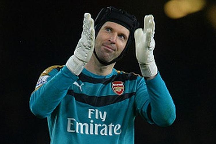 Petr Cech membalas aplaus suporter di Stadion Emirates seusai Arsenal menang atas Newcastle, Sabtu (2/1/2016).