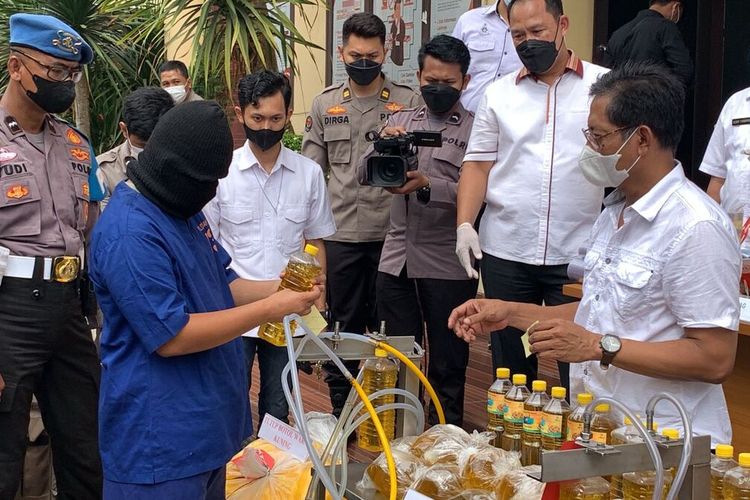 Direktorat Reserse Kriminal Khusus (Ditreskrimsus) Polda Banten berhasil membongkar mafia minyak goreng di wilayah Tirtayasa, Kabupaten Serang, Banten.