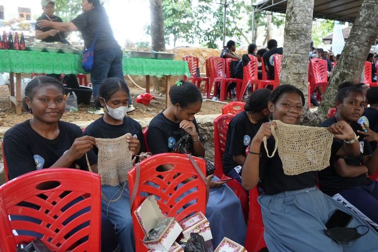 Beberapa siswi, saat menunjukan hasil rajutan noken yang dibuat disela-sela kegiatan pameran 100 noken hasil rajutan para siswa dari beberapa sekolah yang ada di Sentani, Kabupaten Jayapura Papua.