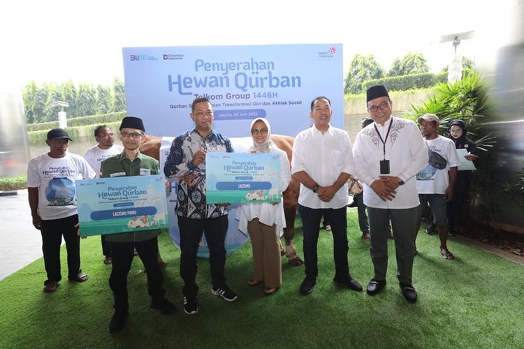 Prosesi penyeran hewan kurban dari TelkomGroup yang dilakukan secara simbolis.