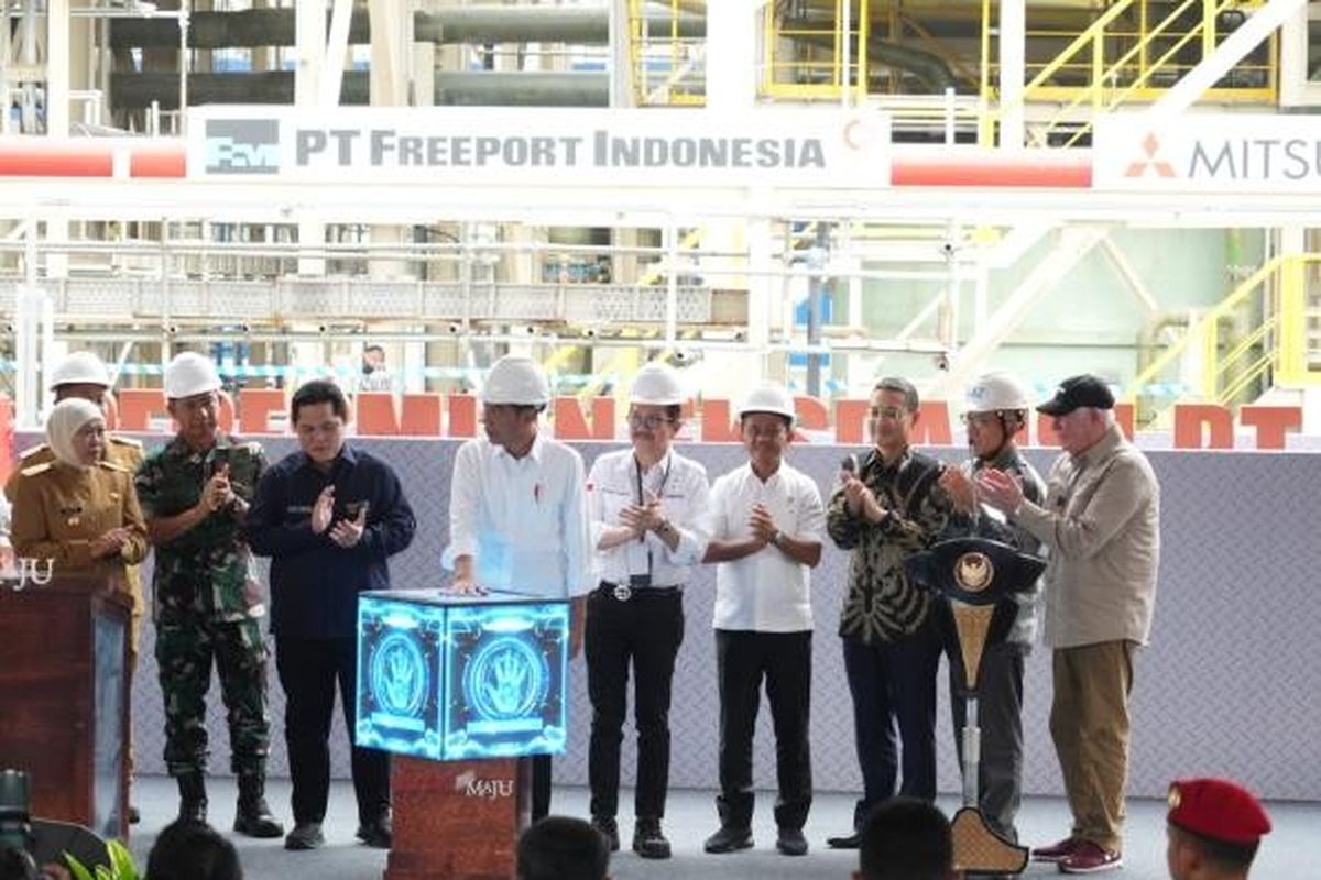 (Ki-ka) Gubernur Jawa Timur Khofifah Indar Parawansa, Menteri Badan Usaha Milik Negara Erick Thohir, Presiden Republik Indonesia Joko Widodo, Presiden Direktur PTFI Tony Wenas, Menteri Investasi/Kepala Badan Koordinasi Penanaman Modal Negara Bahlil Lahadalia, CEO Mitsubishi Materials Corporation Naoki Ono, Presiden Direktur PT Smelting Hideya Sato, Chairman of the Board & CEO Freeport McMoran Richard Adkerson, dan Menteri Pekerjaan Umum dan Perumahan Rakyat Basuki Hadimuljono meresmikan proyek ekspansi PT Smelting di Gresik, Jawa Timur, pada Kamis (14/12/2023).