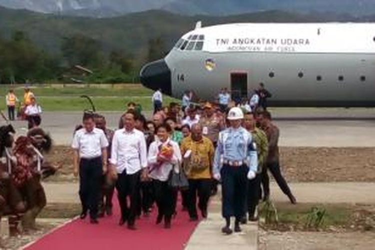 Presiden Joko Widodo dan Ibu Negara Iriana saat mengunjungi Bandara Wamena, Papua, Rabu (30/12/2015).