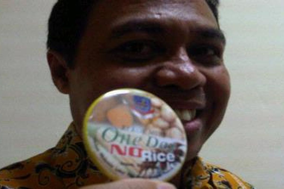 Wali Kota Depok Nur Mahmudi Isma'il memperlihatkan pin yang akan dipakai dalam kampanye sehari tanpa nasi, Kamis (19/4/2012).