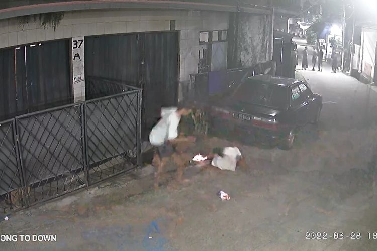 Seorang bocah laki-laki dibakar kakinya oleh teman-temannya di wilayah RW 010 Kelurahan Gedong, Kecamatan Pasar Rebo, Jakarta Timur. Kejadian itu terekam kamera closed-circuit television (CCTV), Senin (28/3/2022), sekitar pukul 18.30 WIB.