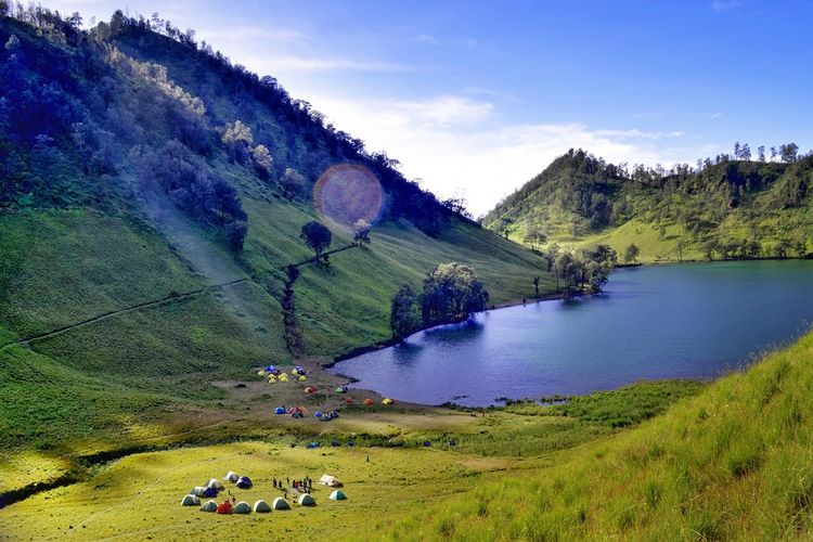 Keindahan panorama Ranu Kumbolo yang memikat para pendaki di Gunung Semeru.