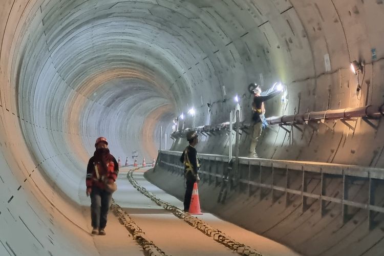 Pekerja tengah mengerjakan Tunnel MRT Jakarta Stasiun Monas menuju Stasiun Bundaran HI pada Kamis (25/1/2024). Terowongan sepanjang 356 meter ini merupakan bagian dari pembangunan MRT Jakarta Fase 2A CP 201 yang per 25 Januari 2024 progresnya telah mencapai 68,79 persen.