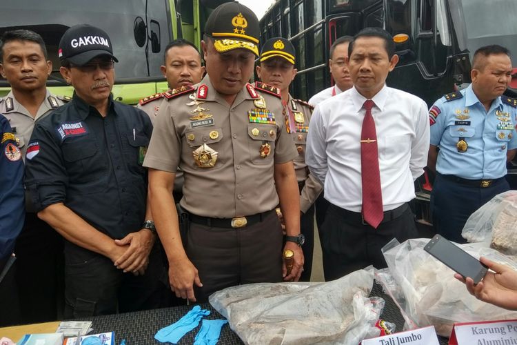 Kapolda Jabar, Irjen Pol Agung Budi Maryoto tengah memperlihatkan barang bukti limbah karung mengandung B3 yang dicuci para sopir truk di Sungai citarum. barang bukti tersebut di bawa Polres Karawang ke Mapolda Jabar, Kota Bandung, Rabu (17/1/2018)