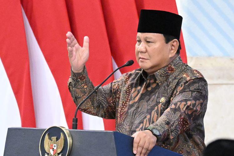 Presiden Prabowo Subianto menggelar sidang kabinet paripurna tepat pada satu tahun pemerintahan di Istana Negara, Kompleks Istana Kepresidenan, Jakarta Pusat, Senin (20/10/2025). 