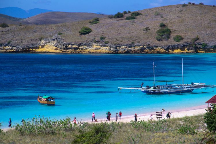 Pantai Pink di Bima, NTB