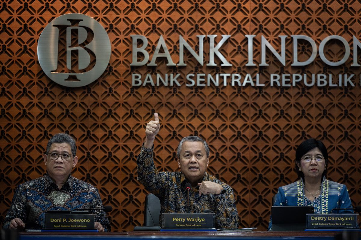 Gubernur Bank Indonesa Perry Warjiyo (tengah) didampingi Deputi Gubernur Senior Bank Indonesia Destry Damayanti (kanan), Deputi Gubernur Doni Primanto Joewono (kiri) menyampaikan paparan saat konferensi pers hasil rapat Dewan Gubernur di Gedung Thamrin Bank Indonesia, Jakarta, Rabu (19/3/2025). Rapat Dewan Gubernur (RDG) Bank Indonesia memutuskan untuk mempertahankan BI-Rate sebesar 5,75 persen, suku bunga Deposit Facility sebesar 5,00 persen dan suku bunga Lending Facility sebesar 6,50 persen sebagai upaya menjaga prakiraan inflasi 2025 dan 2026 tetap terkendali. 