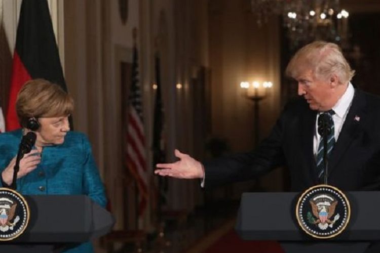 Kanselir Jerman, Angela Merkel, menatap Donal Trump dengan aneh, ketika Presiden AS itu, Jumat (17/3/2017), menyampaikan klaim bahwa dia dan Merkel disadap Presiden AS yang ke-44, Barack Obama.