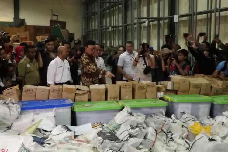 Menteri Dalam Negeri Tjahjo Kumolo meninjau gudang penyimpanan barang inventarisasi Kemendagri di  di Jalan Raya Parung No. 21, Kemang, Kab. Bogor, Jawa Barat, Rabu (30/5/2018).