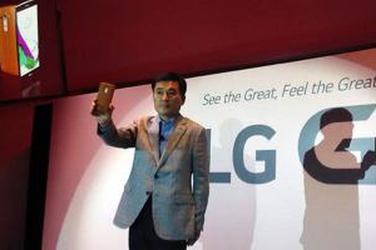 CEO LG Asia Pasifik Chris Yi memperkenalkan smartphone Android LG G4 di Singapura, Rabu (29/4/2015).