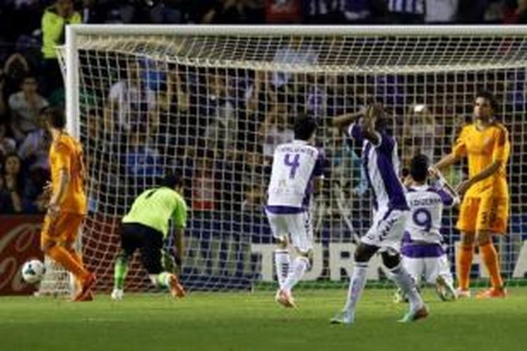 Real Madrid (oranye) harus puas bermain imbang 1-1 melawan Real Valladolid pada laga Primera Division yang berlangsung di Stadion Municipal Jose Zorrilla, Valladolid, Rabu (7/5/2014).