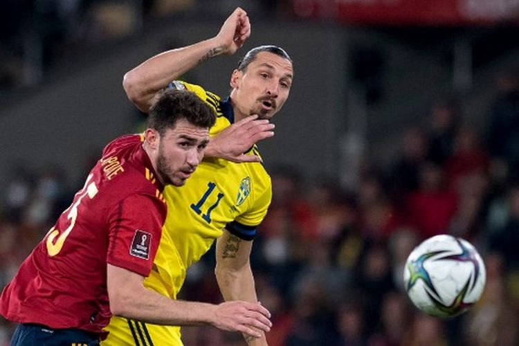 Aymeric Laporte (kiri) berduel dengan Zlatan Ibrahimovic (kanan) pada laga terakhir Grup B Kualifikasi Piala Dunia 2022 Zona Eropa yang mempertemukan Spanyol vs Swedia di Stadion La Cartuja, Senin (15/11/2021) din hari WIB.