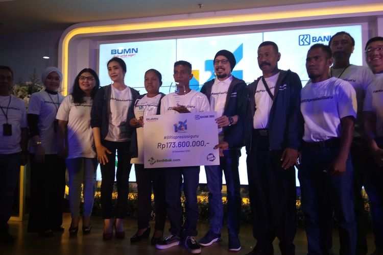 Direktur konsumer Bank BRI Handayani bersama Founder benihbaik.com Andy F Noya memberikan bantuan dana sebesar Rp 173,6 juta kepada salah satu guru honorer di Jakarta, Selasa (10/12/2019).