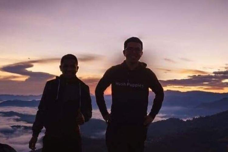 Golo Pongkor atau bukit Pongkor menjadi salah satu tempat terbaik berburu sunrise di bumi Ndoso, Kecamatan Ndoso, Kab. Manggarai Barat, NTT, Sabtu, (16/4/2022). (KOMPAS.com/DOK PASTOR BENY DENAR, Pr)