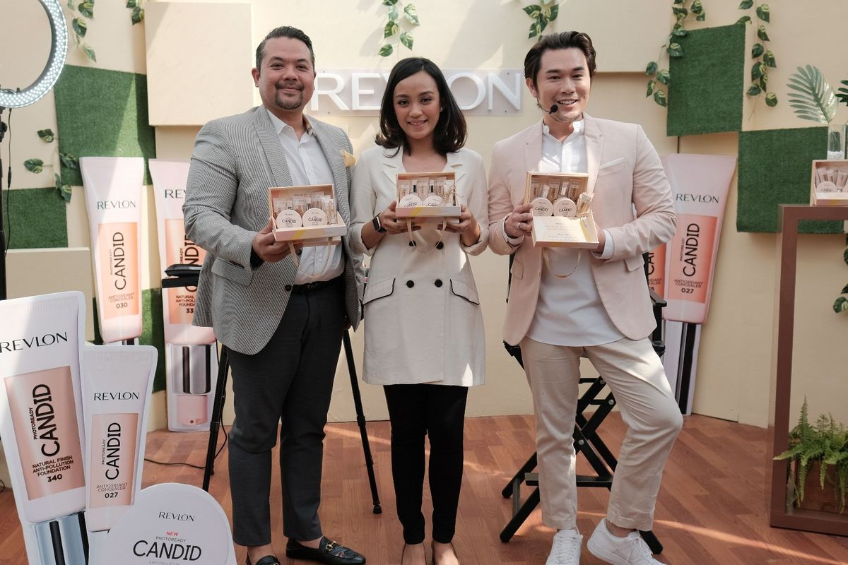 Dari kiri ke kanan: Deputy Brand Manager Revlon Indonesia, Muhammad Irvan, Marketing Communication Revlon Indonesia, Faiza Miranti, dan MUA Philip Kwok dalam acara peluncuran Revlon PhotoReady Candid di Jakarta (17/7/2019).