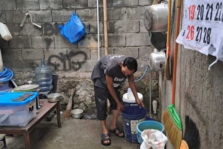 Warga Banyumanik, Kota Semarang, Jawa Tengah terpaksa ambil air di Masjid karena kekurangan air