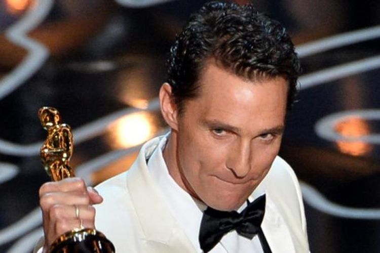 Aktor Matthew McConaughey menerima penghargaan aktor terbaik Oscar 2014.