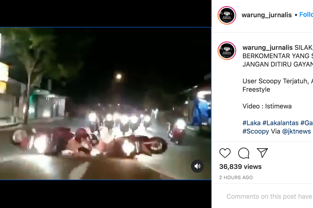 Dua pengemudi motor wanita yang berusaha melakukan freestyle di jalan raya