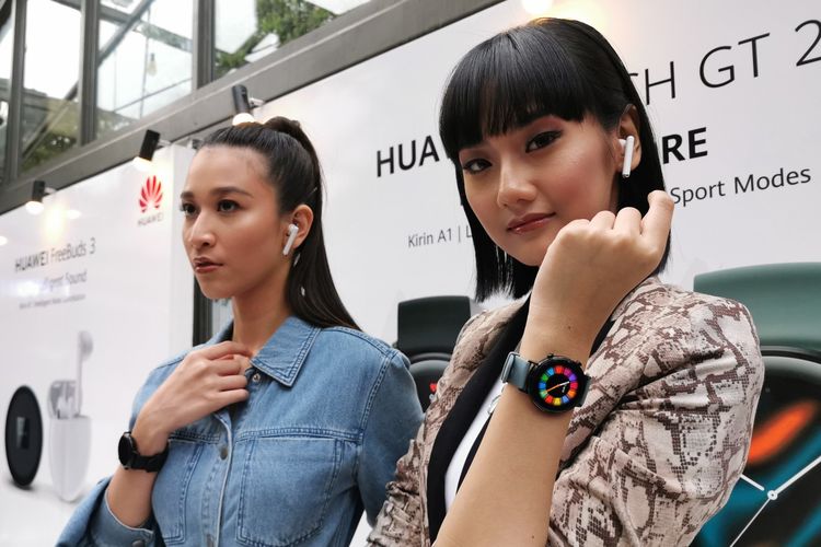 Model mengenakan earphone wireless FreeBuds 3 dan arloji pintar Huawei Watch GT 2 42mm dalam acara di Jakarta, Senin (25/11/2019).