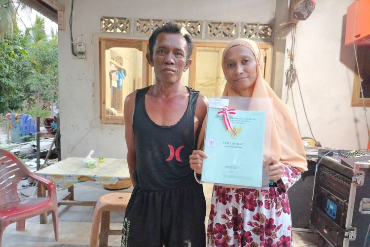 Baharuddin dan Mariana, pasangan suami-istri yang sudah menempati lahan di kawasan Hutan Lindung Rebo, sjeik 40 tahun lalu. Mereka gembira menerima sertifikat hasil redistribusi tanah TORA.