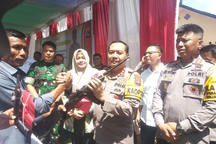 Kapolda NTB, Irjen Pol Raden Umar Farok saat menerima senjata api rakitan dari warga Desa Renda dan Cenggu usai sepakat islah, Sabtu (13/1/2024).
