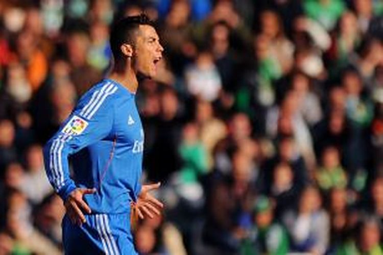 Pemain Real Madrid, Cristiano Ronaldo, melakukan selebrasi usai mencetak gol ke gawang Real Betis, Sabtu (18/1/2014).