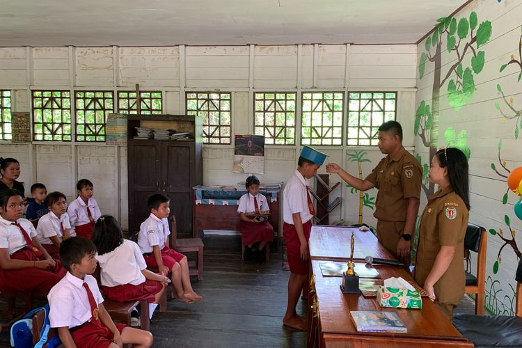Kisah Haru Perpisahan Satu-satunya Siswa Kelas 6 di Pelosok Katingan: Toga Kardus, Tanpa Alas Kaki, dan Tekad Menuntut Ilmu