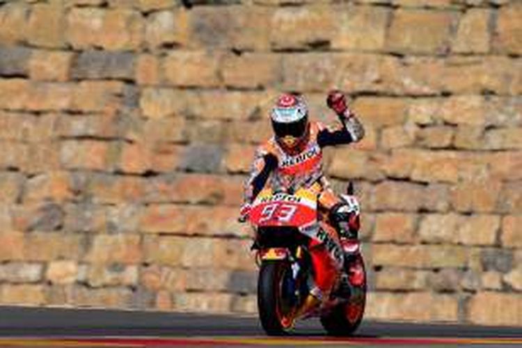 Pebalap Repsol Honda asal Spanyol, Marc Marquez, bereaksi setelah merarih pole position hasil menjadi yang tercepat pada sesi kuailfikasi GP Aragon di Sirkuit MotorLand Aragon, Sabtu (24/9/2016).