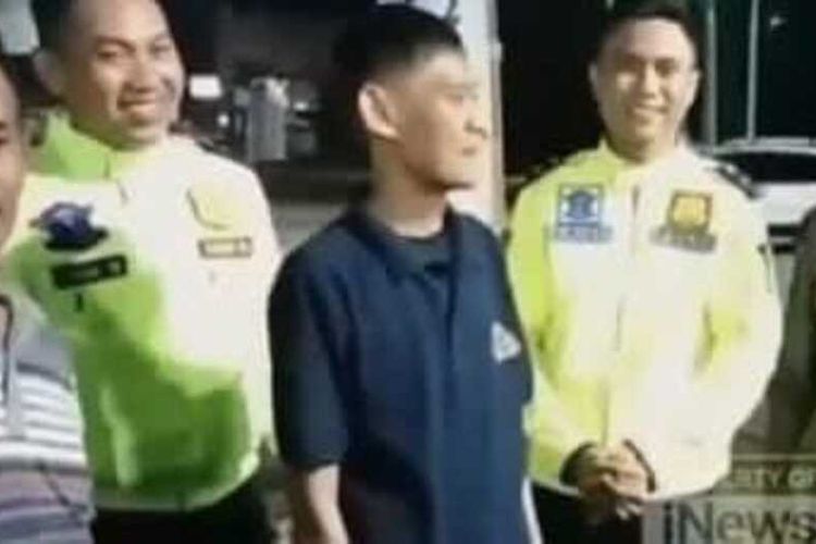 Polisi tengah bersama Gunawan (tengah) -pemudik yang tertinggal dan terpisah dari rombongan keluarganya di tengah perjalanan mudik lebaran di Tol Cisumdawu, Minggu (7/4/2024).