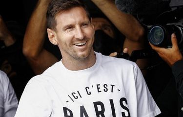 Lionel Messi ketika menyapa penggemar PSG di Bandara Le Bourget, Paris, Perancis, pada Selasa (10/8/2021) waktu setempat.